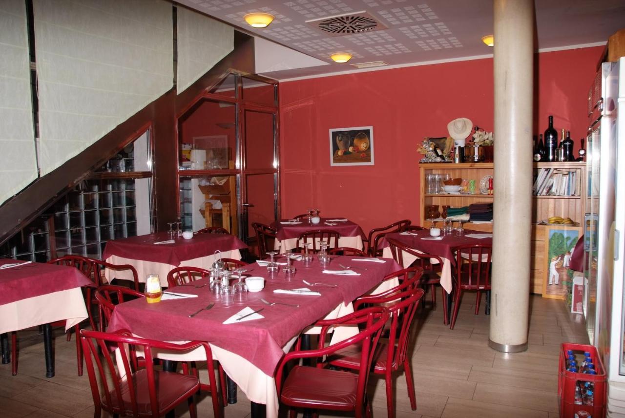 Hostal Restaurante Baraka Alagon Exterior photo